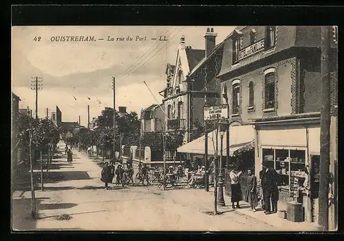 AK Ouistreham, La rue du Port