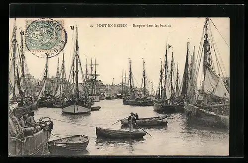 AK Port-en-Bessin, Barques dans les bassins