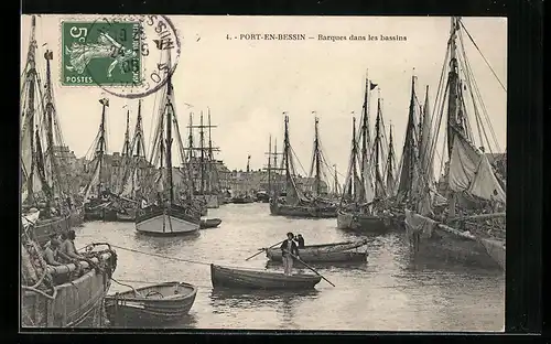 AK Port-en-Bessin, Barques dans les bassins