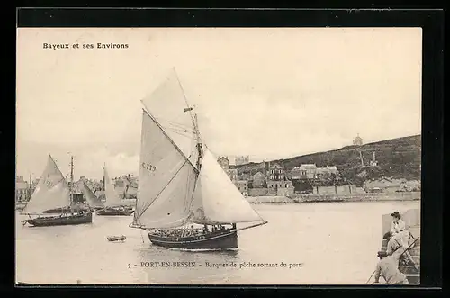 AK Port-en-Bessin, Barques de peche sortant du Port