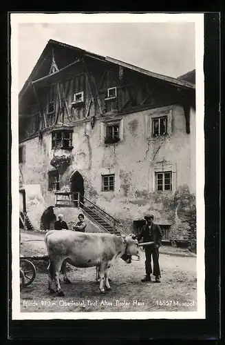 AK Pfunds /Oberinntal, Altes Tiroler Haus mit Bauer und Ochsenkarren