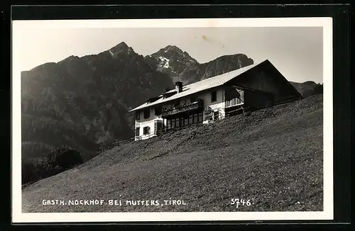 AK Mutters /Tirol, Gasthof-Pension Nockhof mit Bergspitzen