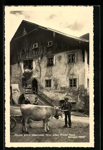AK Pfunds im Oberinntal, Altes Tiroler Haus, Bauernfamilie mit Rind