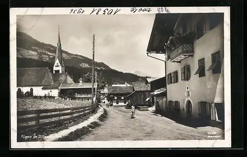 AK Fügen i. Zillertal, Strassenpartie mit Kirche