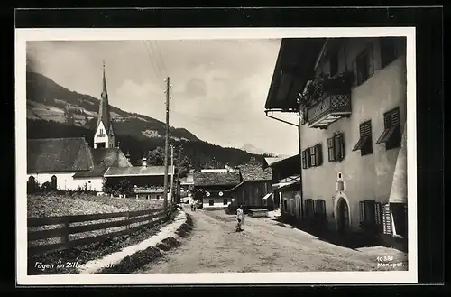 AK Fügen i. Zillertal, Strassenpartie mit Kirche