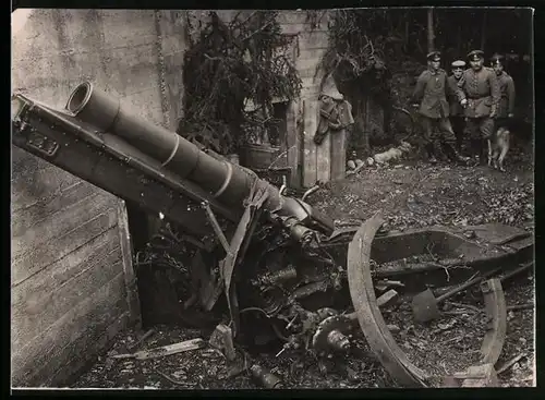 Fotografie 1.WK, zerstörtes Geschütz & deutsche Soldaten