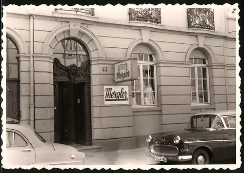 Fotografie Greiner, Neustadt bei Coburg, Ansicht Hösbach, Ladengeschäft Textil-Mergler, Auto Opel Rekord