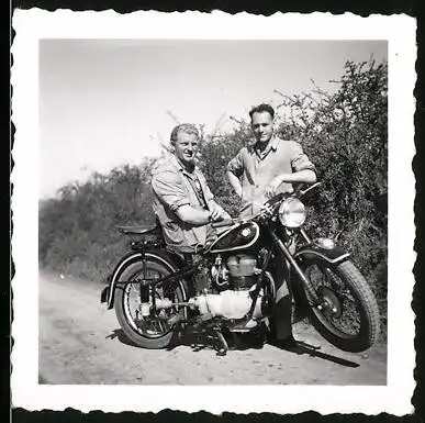 Fotografie Motorrad BMW, junge Männer mit Krad im Mai 1932
