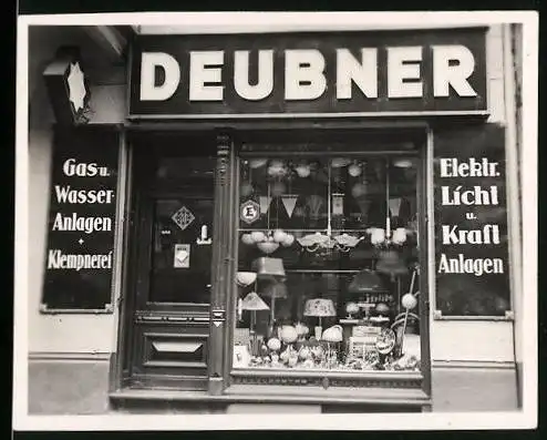 Fotografie unbekannter Fotograf, Ansicht Berlin, Kantstrasse, Ladengeschäft Deubner, Klempnerei & Beleuchtung