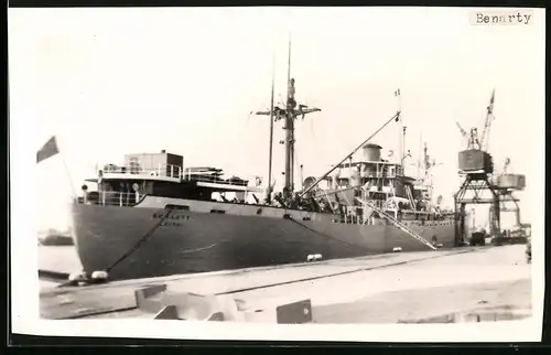 Fotografie Frachtschiff Benarty am Hafen-Quai liegend
