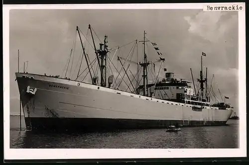 Fotografie Frachtschiff Benvrackie liegt auf Reede