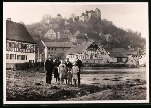 Fotografie unbekannter Fotograf, Ansicht Egloffstein, Familie zwischen Fachwerkhäusern