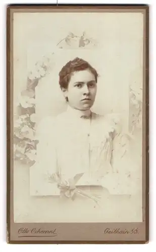 Fotografie Otto Ochernal, Geithain i. S., Passepartout-Portrait Mädchen in weisser Spitzenbluse