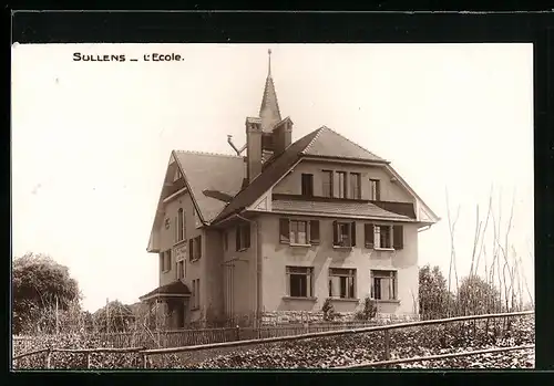 AK Sullens, L`Ecole, Blick auf die Schule