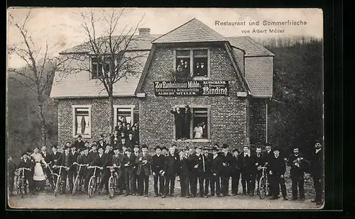 AK Weilrod, Gasthaus zur Runkelsteiner Mühle, Inh. Albert Müller, mit Gruppenfoto einer Herrenrunde