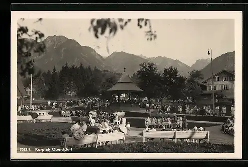 AK Oberstdorf /bayr. Allgäu, Ortspartie mit Bürgern