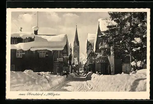 AK Oberstdorf i. Allgäu, Strassenpartie zur Kirche im Winter