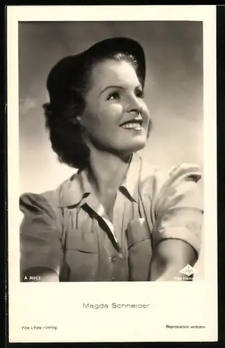 AK Schauspielerin Magda Schneider lächelnd nach oben blickend