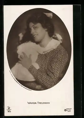 AK Schauspielerin Wanda Treumann mit Puppe