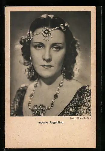AK Schauspielerin Imperio Argentina in einer Filmrolle mit auffälligem Schmuck