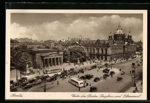 AK Berlin, Unter den Linden, Zeughaus und Ehrenmal mit Bus