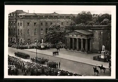 AK Berlin, Wachablösung am Ehrenmal