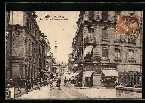 AK Brive, La Rue de l`Hotel-de-Ville