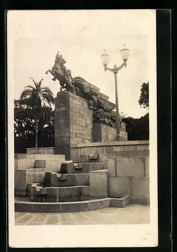 AK Quito, Brunnen und Denkmal