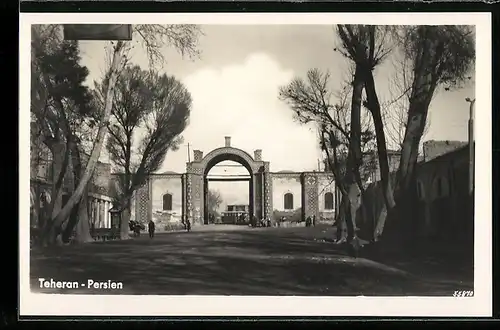 AK Teheran, Strassenpartie mit prächtigem Stadttor