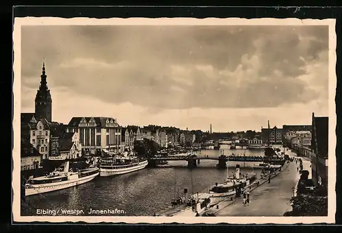 AK Elbing / Elblag, Ortspartie mit Häusern, Schiffen und Blick über den Innenhafen