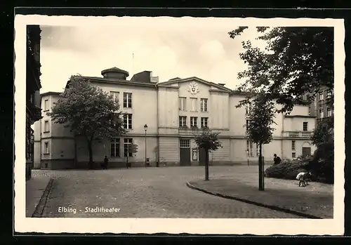 AK Elbing / Elblag, Strassenpartie am Stadttheater
