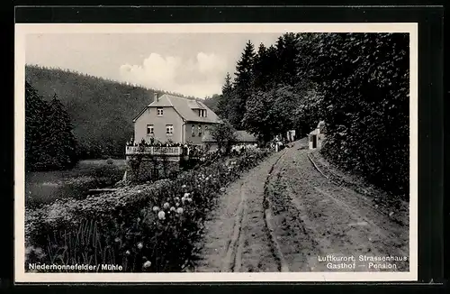AK Strassenhaus, Gasthof-Pension Niederhonnefelder Mühle mit Strassenpartie