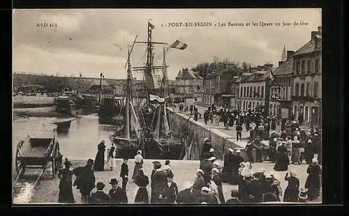 AK Port-en-Bessin, Les Bassins et les Quais un jour de fete