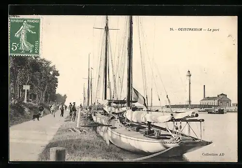 AK Ouistreham, Le Port, Schiffe am Hafen