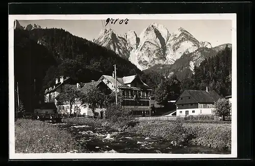 AK Gosau, Blick auf den idyllischen Ort mit Bergpanorama