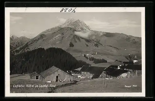 AK Lechleiten, Die Häuser der Ortschaft vor den imposanten Bergen