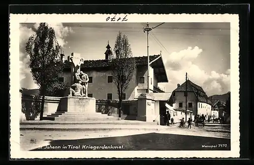 AK St. Johann, Kriegerdenkmal von der Strasse aus