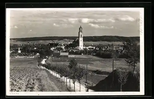 AK Herzogenburg, Ortsansicht mit Landstrasse und Feldern