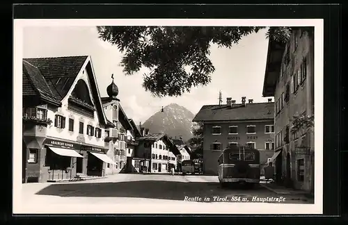 AK Reutte, Strassenpartie mit Hotel Post und Friseur