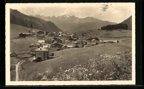 AK Berwang, Ortsansicht mit Lechtaler Alpen