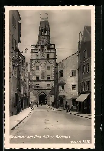 AK Braunau a. Inn, Strassenpartie mit Oest. Rathaus