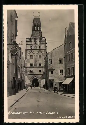 AK Braunau am Inn, Rathaus mit Tordurchgang