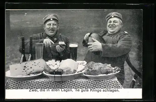 AK Zwei Soldaten beim Essen am Tisch, Kriegsnot