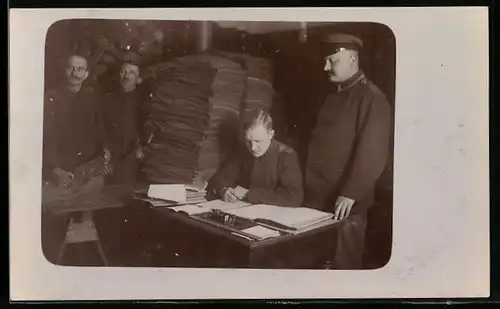 Foto-AK Soldaten bei der Einkleidung am Schreibtisch