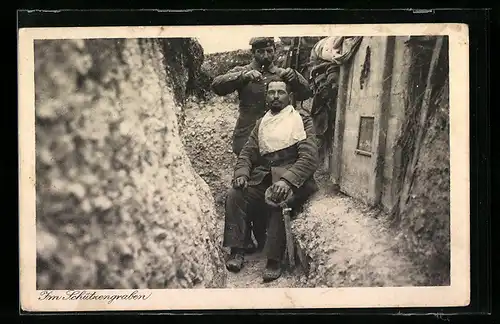 AK Soldat beim Friseur im Schützengraben