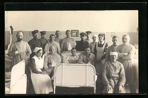 AK Patienten mit Rotkreuz-Schwestern im Lazarett
