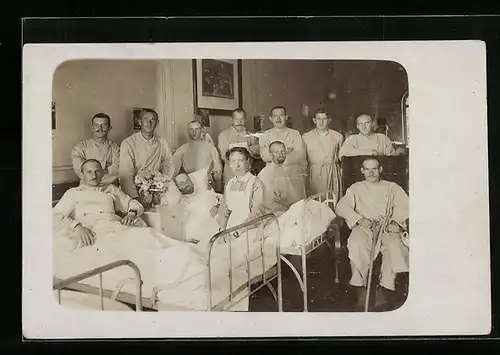 AK Patienten im Lazarett mit Krankenschwester, Rotes Kreuz