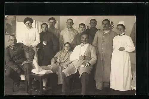Foto-AK Patienten und Schwestern im Lazarett, Rotes Kreuz