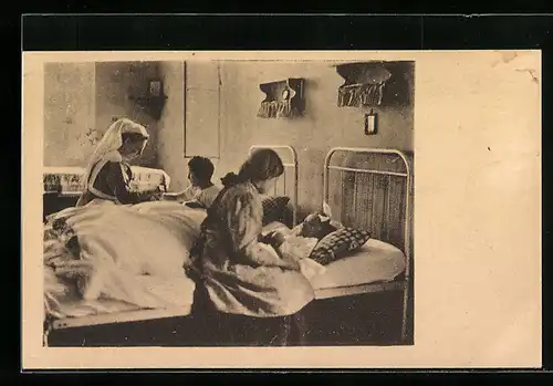 Foto-AK Schwester und Besucherin an Betten von Verwundeten, Rotes Kreuz