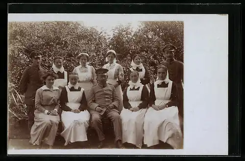 Foto-AK Soldaten und Rotkreuz-Schwestern in einem Garten, Nordfrankreich 1917